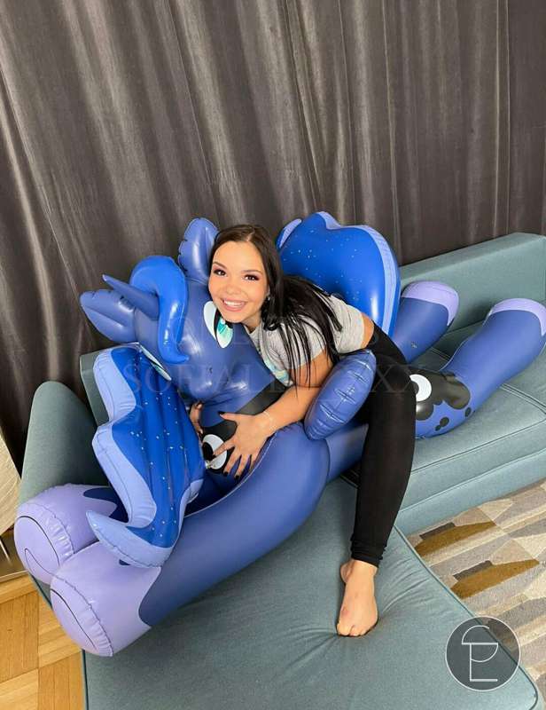 Do you already see this scenes? With big floating toys? 🦄 Ac.. 2