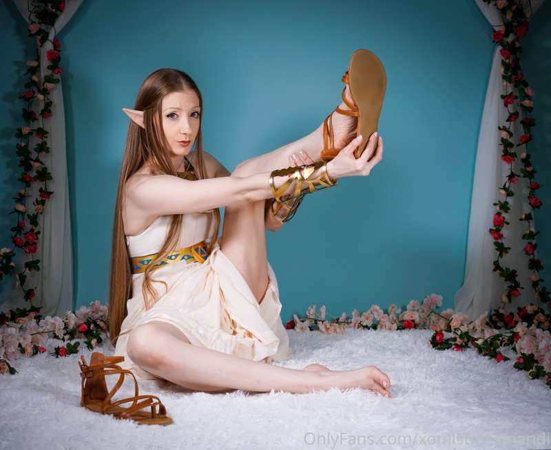 It's time for the sandals to come off! You better not be pee.. 7