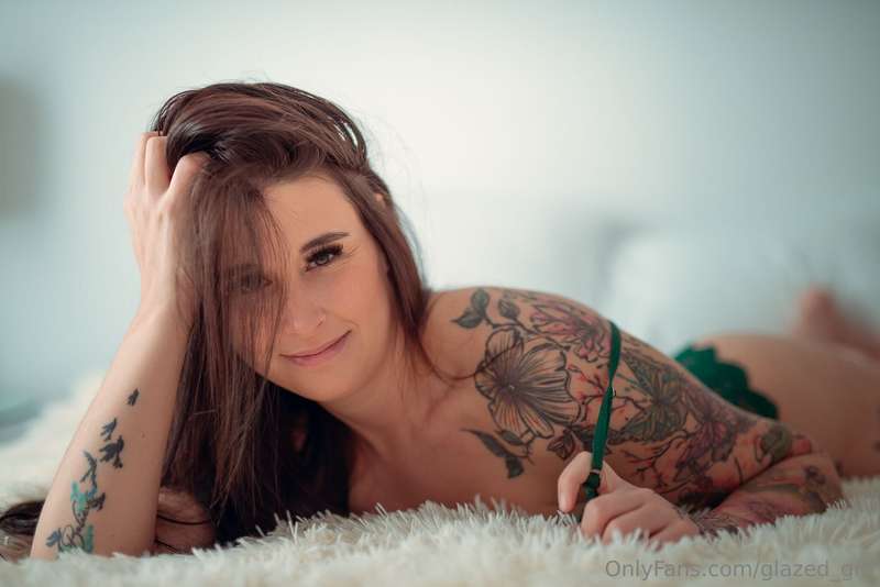 Gabi is a hot french model from 🇨🇦 ! She loves chatting and .. 2
