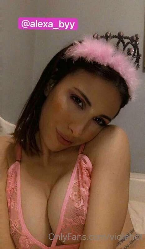 Here is a very hot bitch girl 🥵👉 @alexa_byy 📛 who wants to m..