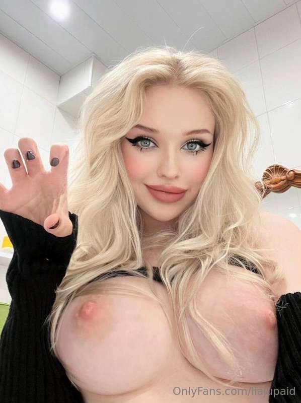 CUTIEST BARBIE DOLL @gii_shimmer 😈🍭NAUGHTY BABE OPENED HER S..