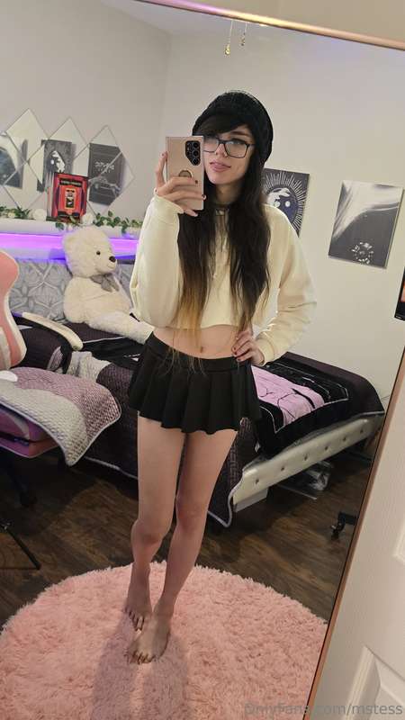 Wanna play with me and my little gooner clit? 🥺 8