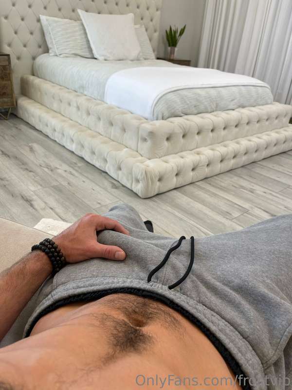 Do u like my bulge in my grey sweat pants? 😏
