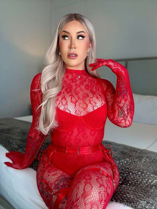 Feeling deadly... 💋❤️‍🔥 Does red look good on Mommy? 😉