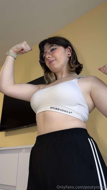 Flexing my way into the week with all the positive vibes! 💪💖..