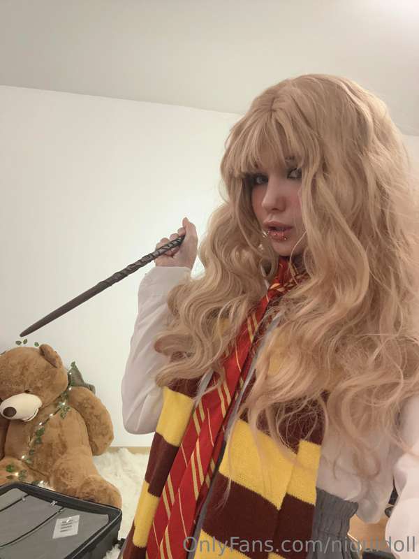 Hiii, I'm Hermione, wanna see some tricks? ❣️ I can put your.. 11