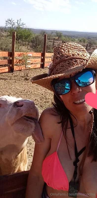 Hoy en la Granja le damos de comer a Melba y al Chapulín, el.. 11