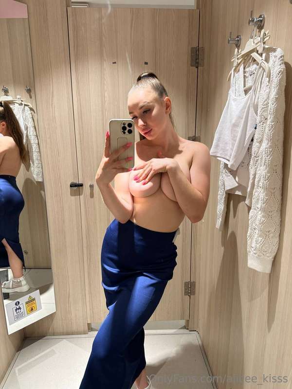 Will you keep me company in the fitting room ?🤭🙈😈