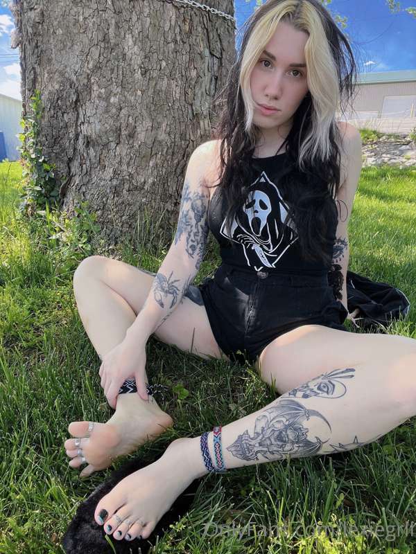 I really want my feet worshiped todayy