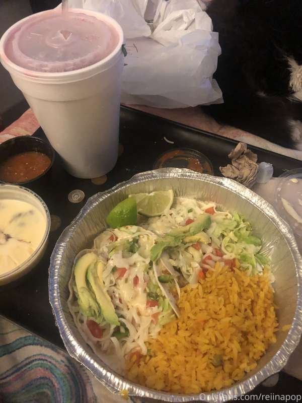 kept eating last night and ended up looking preggo~ 6 tacos .. 3