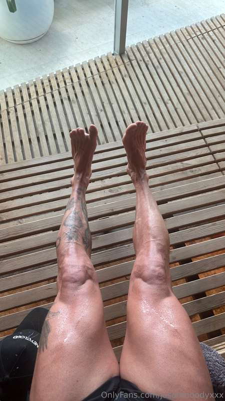 Do you love veiny feet? 😈 1