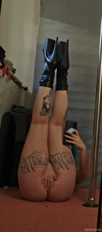 Kinda liking the mirror pics, definitely need to set the roo..
