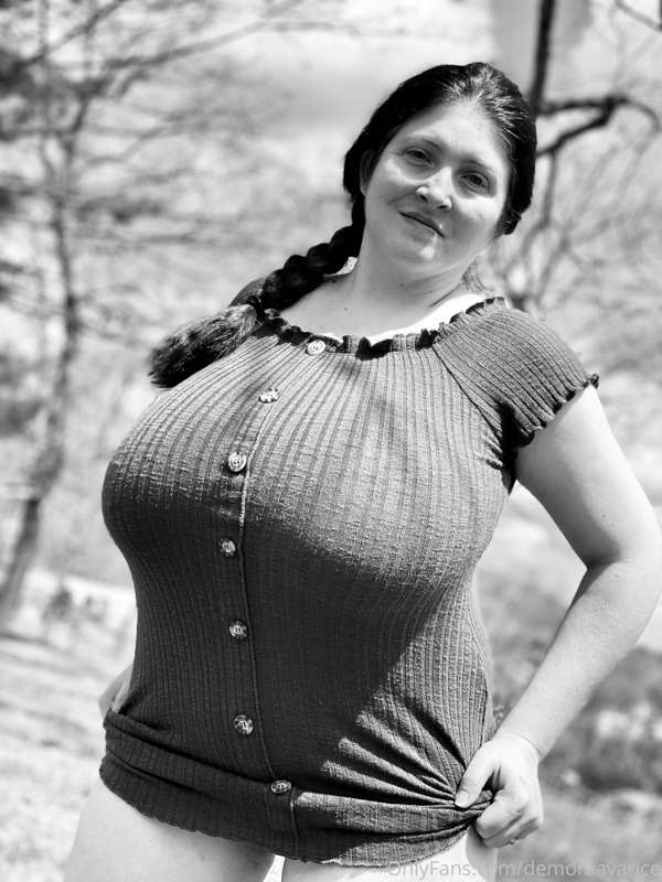 It was a generally braless shoot day 😅 I enjoy these outdoor.. 15