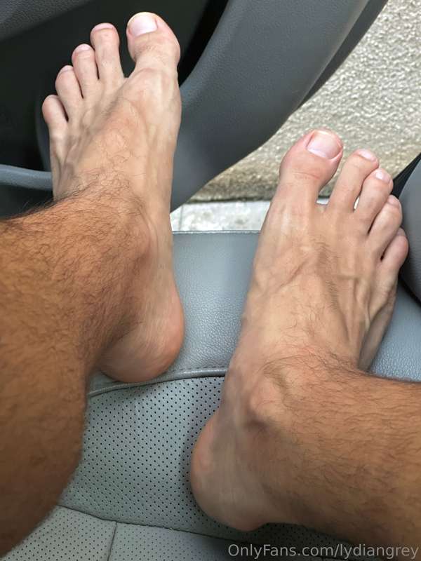 Stinky socks 🧦 ? Sticky slides 🩴 ? Or just my bare naked fee.. 6