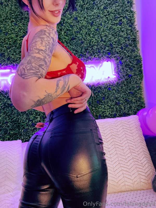 Do you like my leather pants? 😈