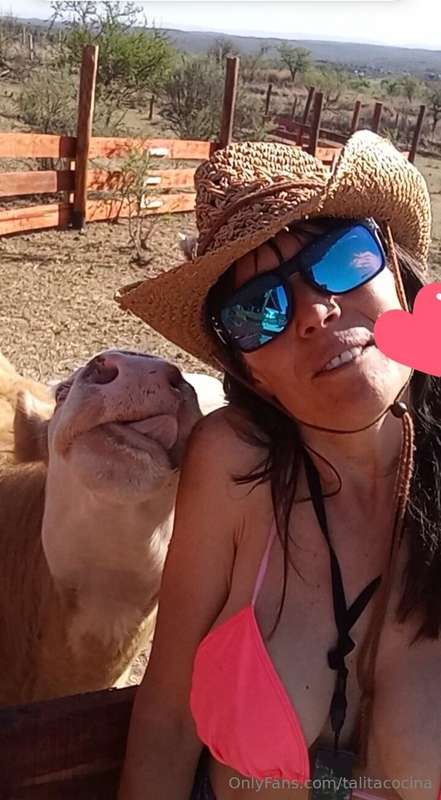 Hoy en la Granja le damos de comer a Melba y al Chapulín, el.. 4