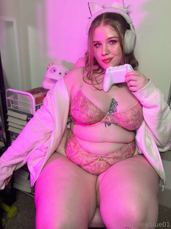 Are you into gamer girls or just phat booty🤔🍑🎮 1