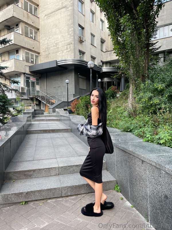 beautiful weather today, how do you like my look today?🤞😋 2