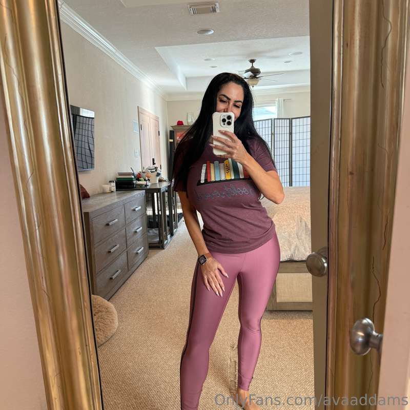 Cozy day in today! I'll probably be reading and sexting 🫣