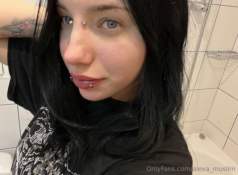 SUBSCRIPTIONS FREE ONLY NOW 🤭 @angel_cate 🤭This playful babe..