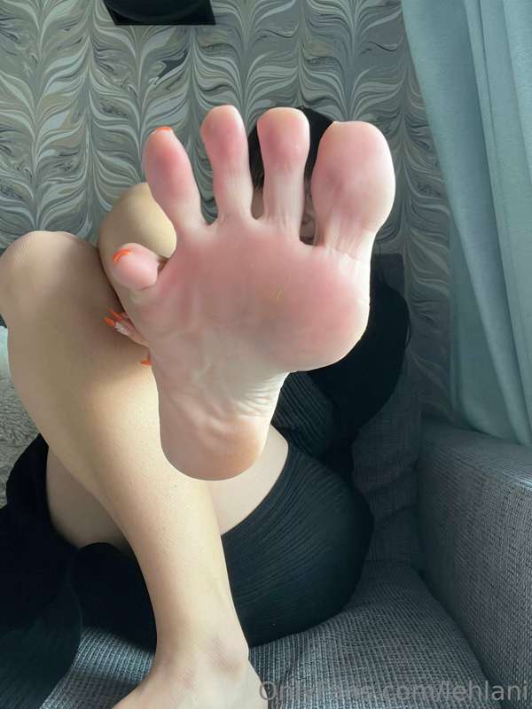 I am finally getting something done with my nails ! Which me.. 9