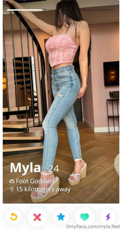 Myla goes on Tinder! 😏  Swipe if you'd want to date me and s..