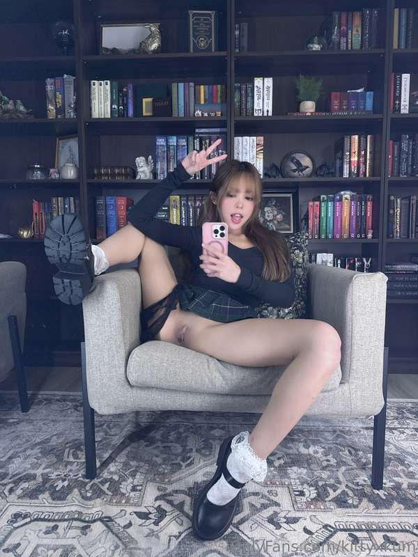 ⊱・ ♡・⊰are you into girls who like to read?⊱ ─────────────── .. 21