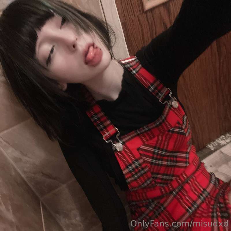 Do you like girls with cute little tails? >_< 