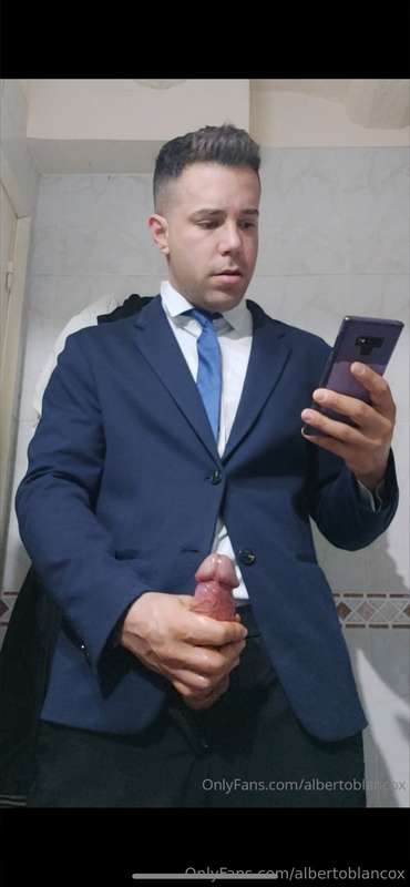 Te gusta verme en traje con la polla fuera? 😜🍆🤵‍♂️  Do you l..