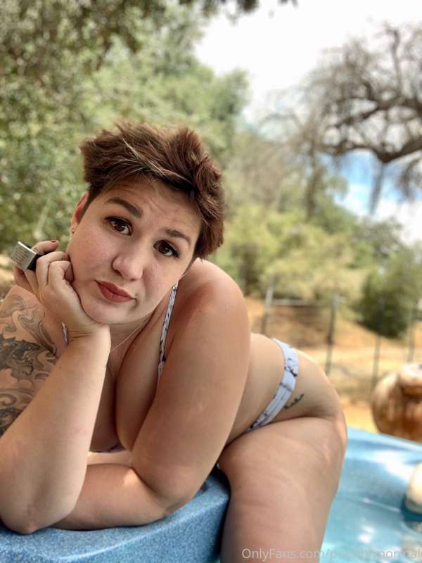 Finally FRIDAY! Time to sun these buns. ☀️ 4