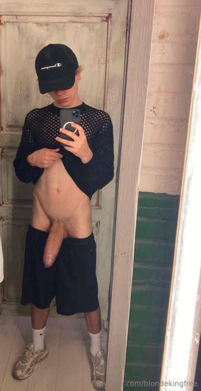 😍 Just look at this🤤He Has The He Has The BIGGEST TWINK COCK.. 2