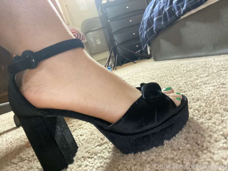 Green painted toes with some nice high heels with my cute pu.. 9