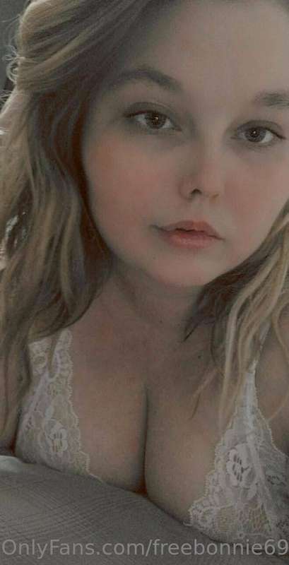 Sassy babe with a thick ass and big tits, here to serve all .. 2