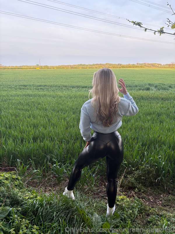 Do you like my pairadize leggings? Here is a cute photo set .. 12