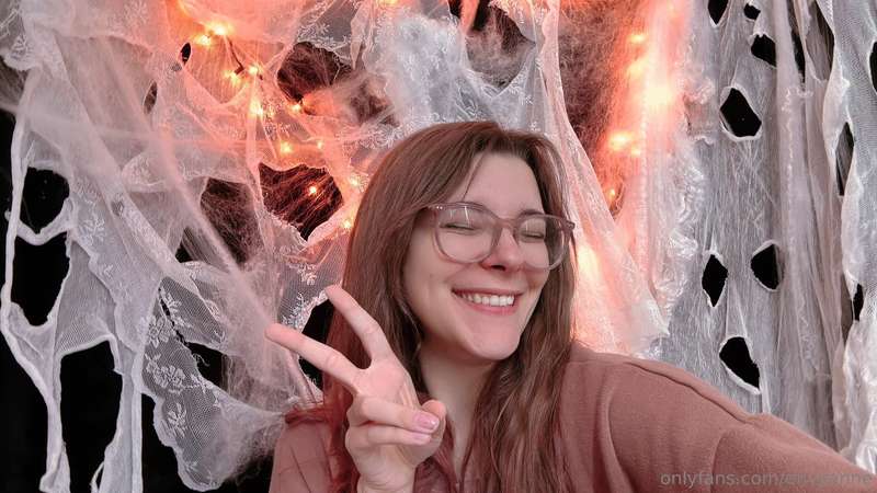 Um! I’m live! With a scary game! AAAAAH twitch.tv/marleeandu..