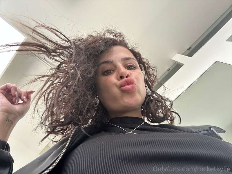 Giving you virtual kisses😍