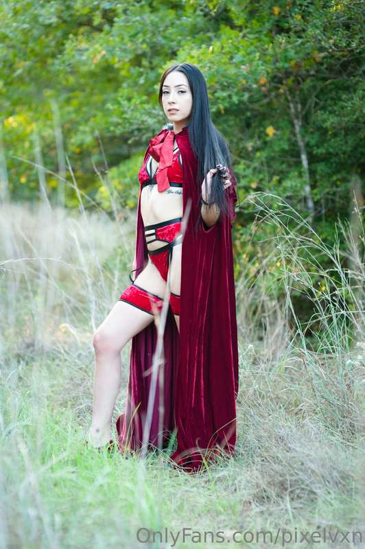 Little red riding into the weekend ♥️🖤 2