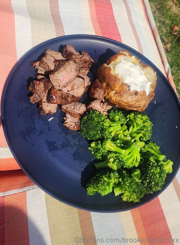 Ate lunch outside in my pajama today, so yeah, it was a good.. 2