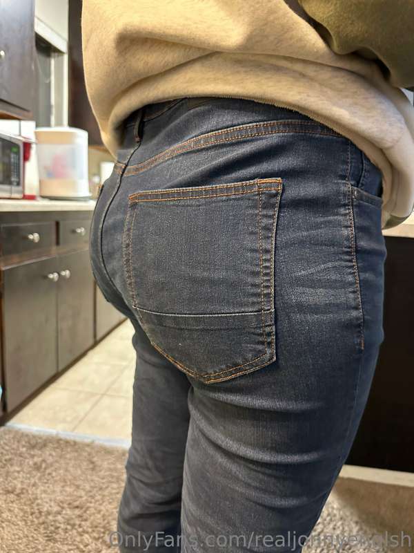 DAT ASS LOOKING GOOD IN DEM JEANS! MESSAGE ME FOR CUSTOM VID.. 2