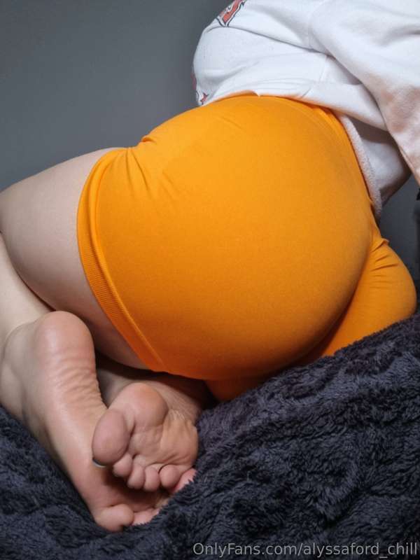 thick thighs, soft skin and wrinkly soles 😇