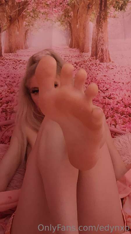Want to see what I can do with these little feet?😈 Like a se..