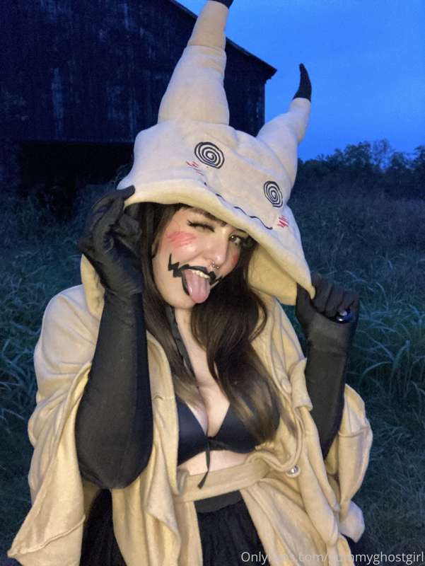 A wild mimikyu has appeared! What will you do? 🖤 13