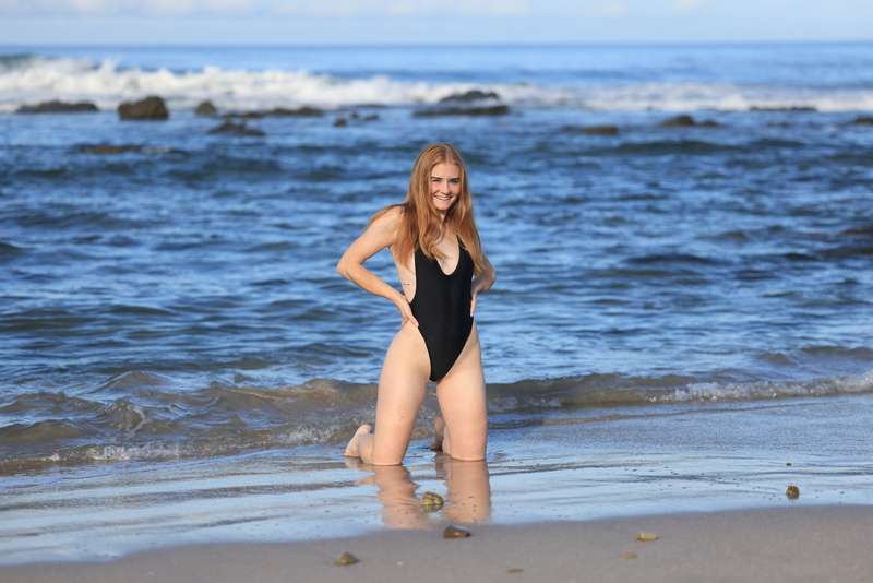 More sexy beach pics playing in the water😋 1