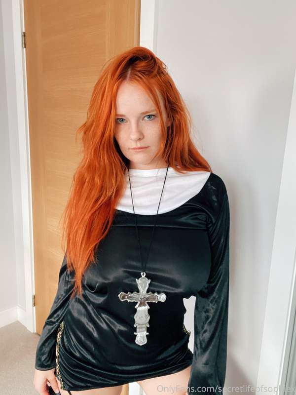 Sister Sophie 🙏🏻👅
70 likes for a nun tittydrop 🙈 4