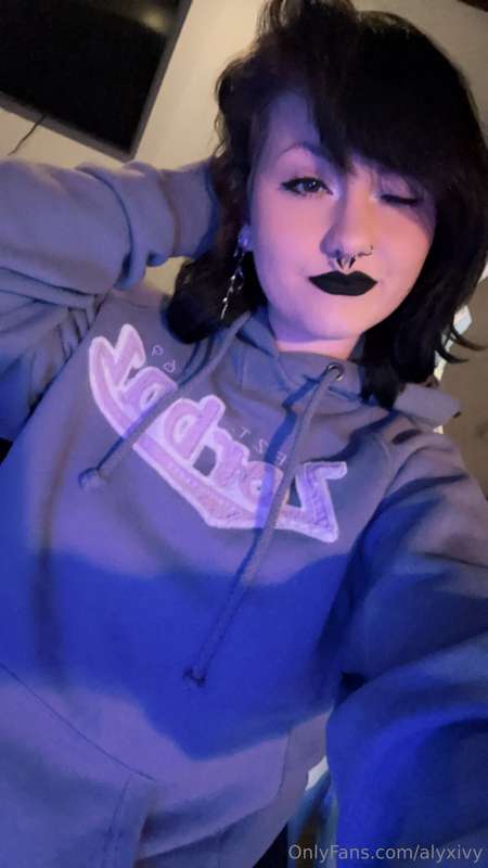 No bra + comfy clothes 👌🏻👌🏻👌🏻 2