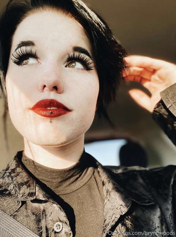 Can you believe I’m picking up this smoking goth hotty tommo..