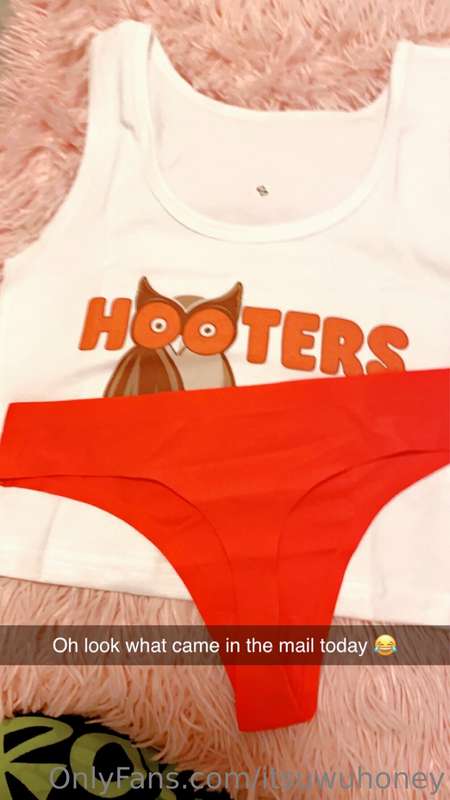Hooters uniform try on! 🖤🖤🖤🖤