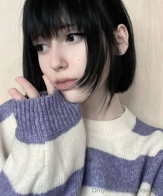 My eyes are averted >_< What do you think I'm looking at? 👀