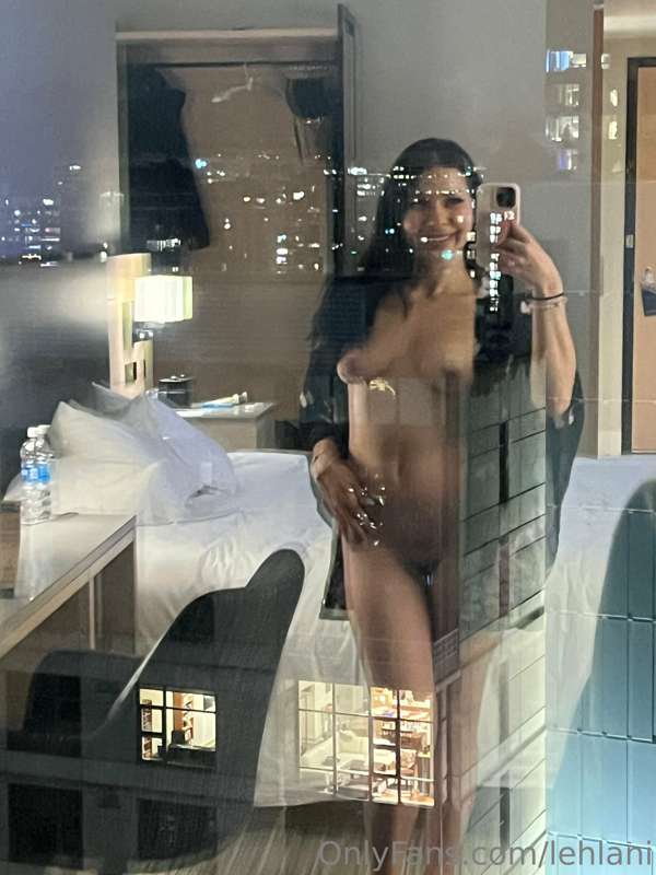Reflection in the hotel window, feels artistic ;)
I wonder i..