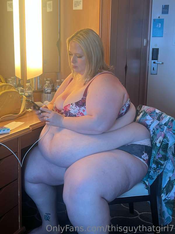 Check out these candid shotz of Britt putting on her makeup!.. 3